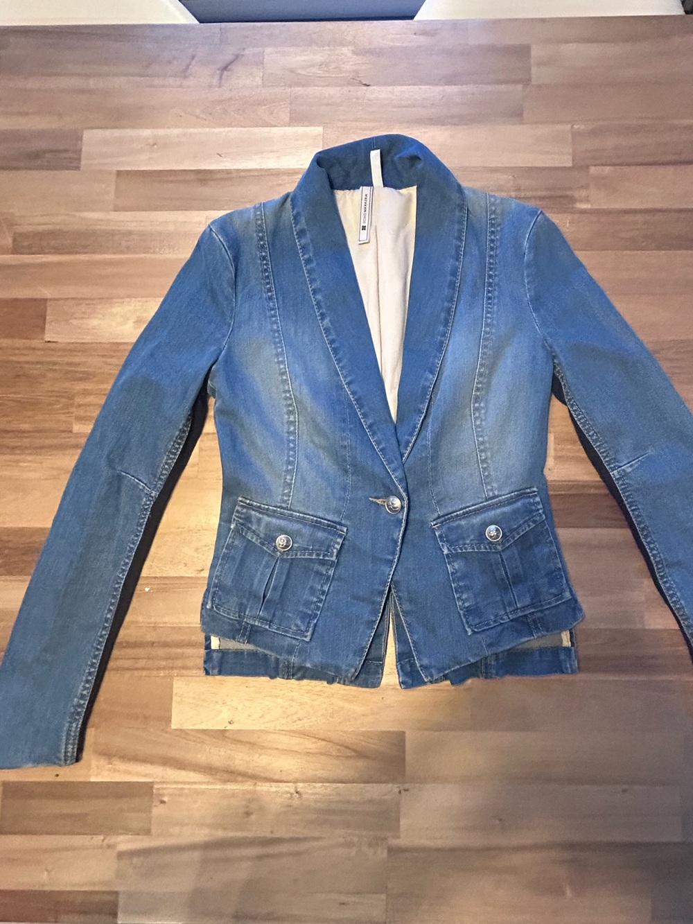 Blazer en denim MaxAzria coupe cintrée – extensible et confortable
